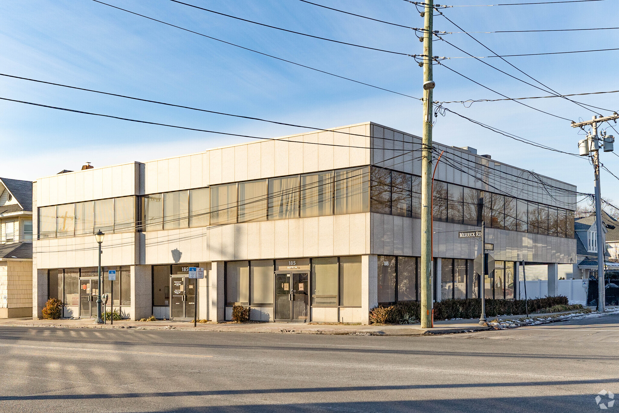 185 Merrick Rd, Lynbrook, NY à louer Photo principale– Image 1 sur 6