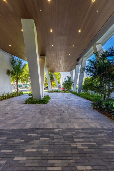 17071 W Dixie Hwy, North Miami Beach, FL à louer - Photo de l’immeuble – Image 3 sur 9