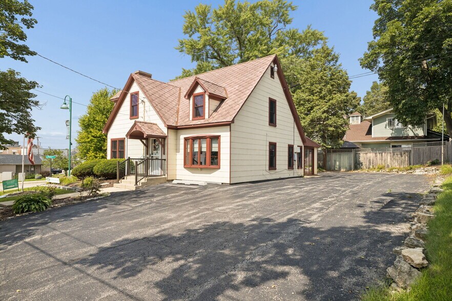 6 E Washington St, Oswego, IL à vendre - Photo de l’immeuble – Image 2 sur 27