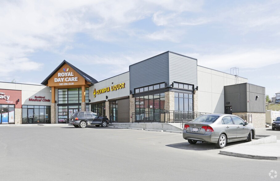500 Royal Oak Dr NW, Calgary, AB à vendre - Photo de l’immeuble – Image 2 sur 10