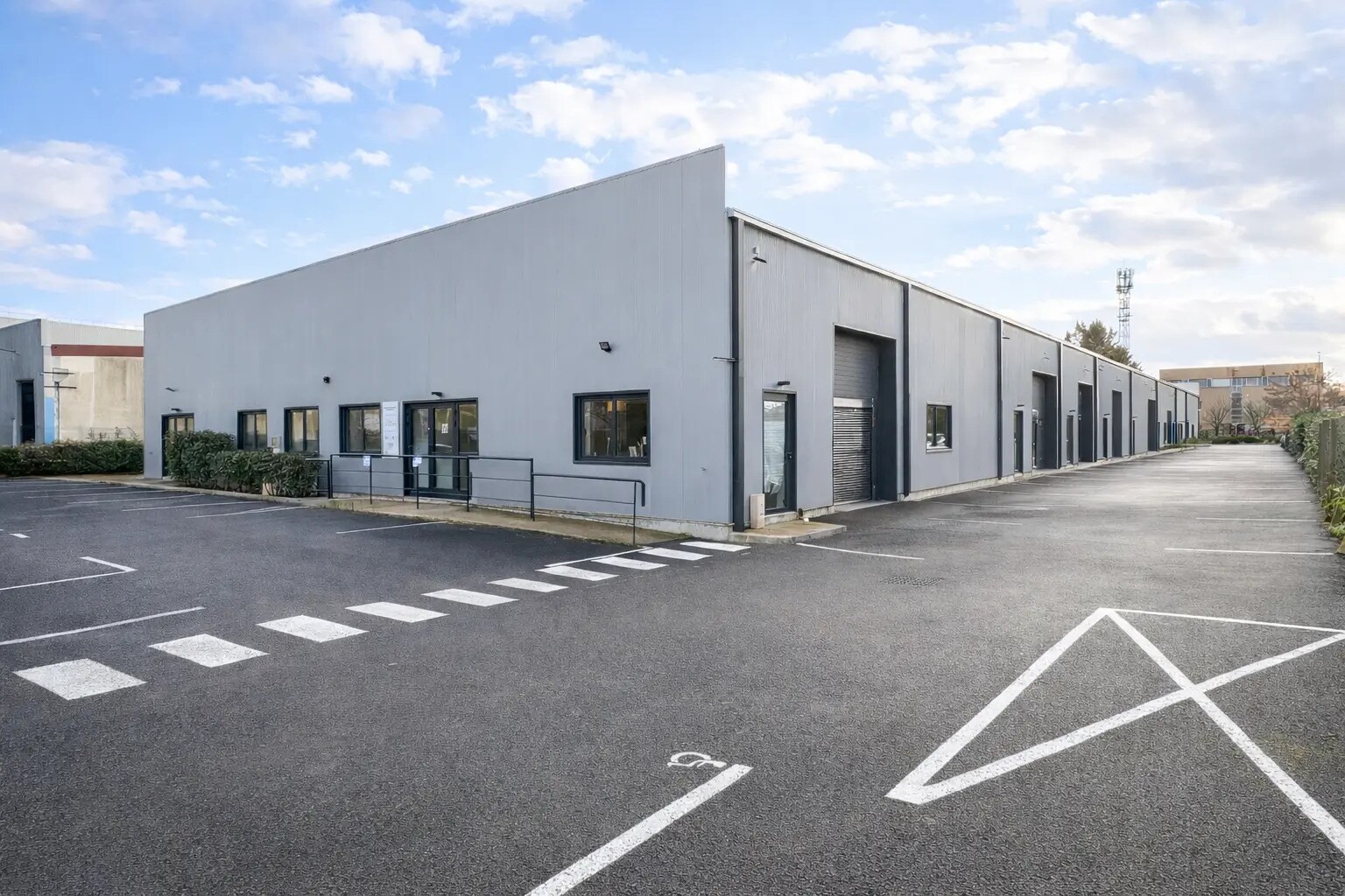 Local d'activités dans Lagny-sur-Marne à vendre Photo de l’immeuble– Image 1 sur 8