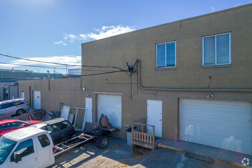 3624 Burnsland Rd SE, Calgary, AB à louer - Photo de l’immeuble – Image 2 sur 5