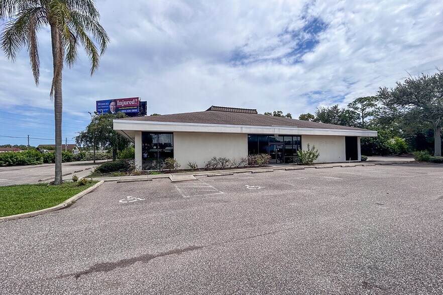 10290 Regency Park Blvd, Port Richey, FL à vendre - Photo de l’immeuble – Image 2 sur 4