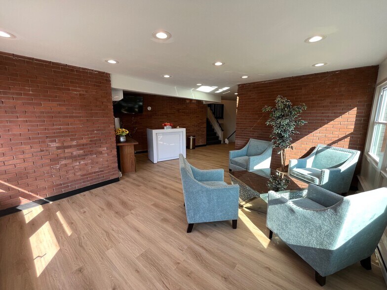 357 E Center St, Manchester, CT à louer - Photo de l’immeuble – Image 2 sur 11