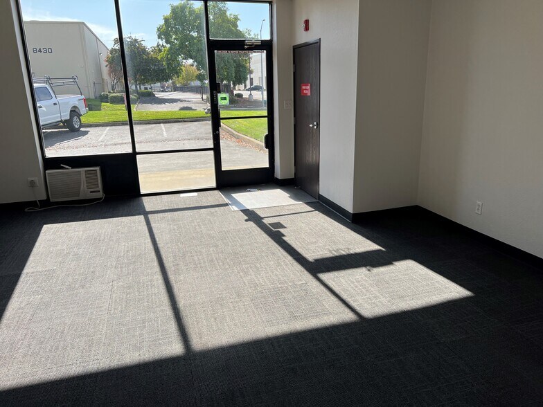 8425 Rovana Cir, Sacramento, CA à louer - Photo de l’immeuble – Image 3 sur 9
