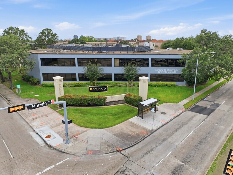 7011 Harwin Dr, Houston, TX à louer - Photo de l’immeuble – Image 3 sur 17