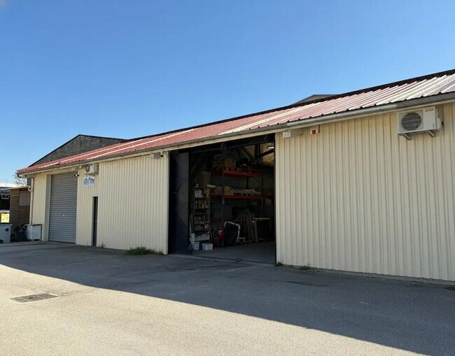 Plus de détails pour Local d'activités à louer