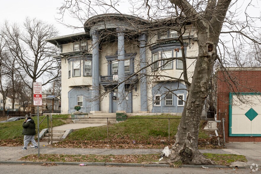 677 Clinton Ave, Newark, NJ à vendre - Photo de l’immeuble – Image 3 sur 5