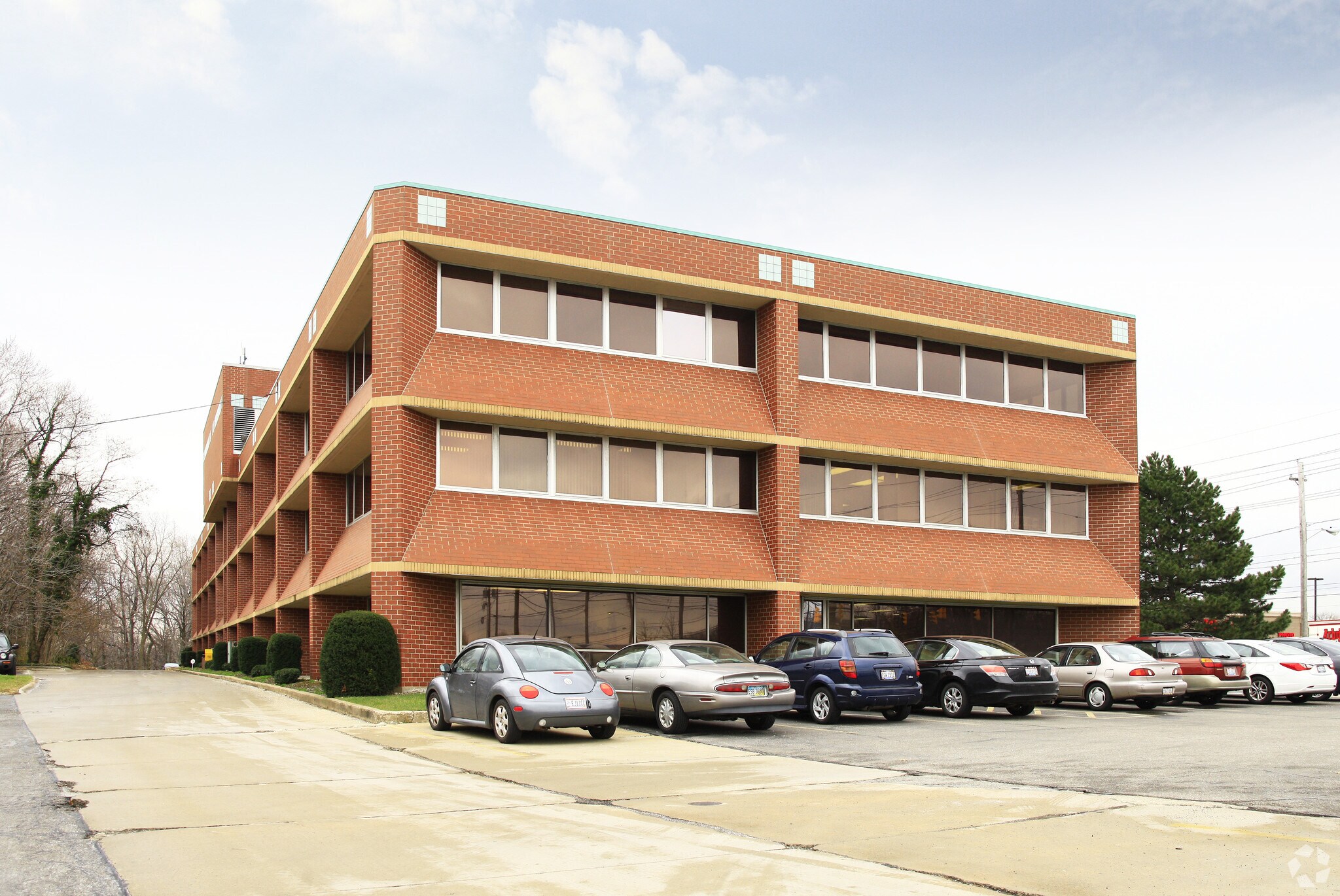 1440 Rockside Rd, Parma, OH à louer Photo de l’immeuble– Image 1 sur 9
