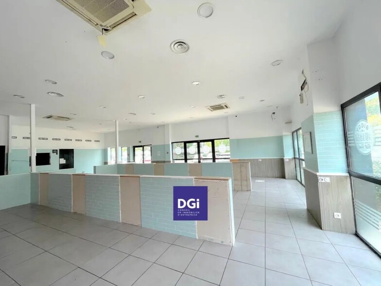 Local commercial dans Nîmes à louer - Photo de l’immeuble – Image 3 sur 4