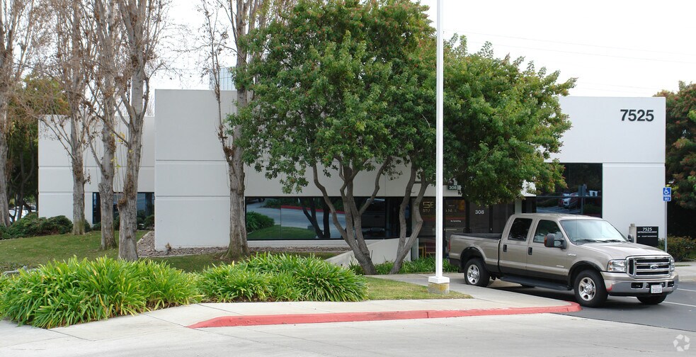 7525 Metropolitan Dr, San Diego, CA à louer - Photo de l’immeuble – Image 1 sur 8