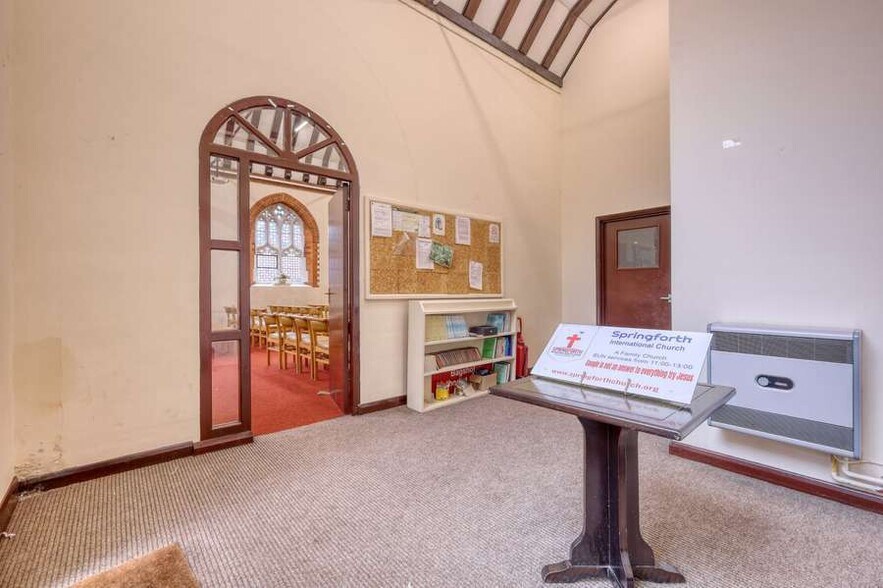 90 London Rd, Bagshot à vendre - Photo de l’immeuble – Image 2 sur 8