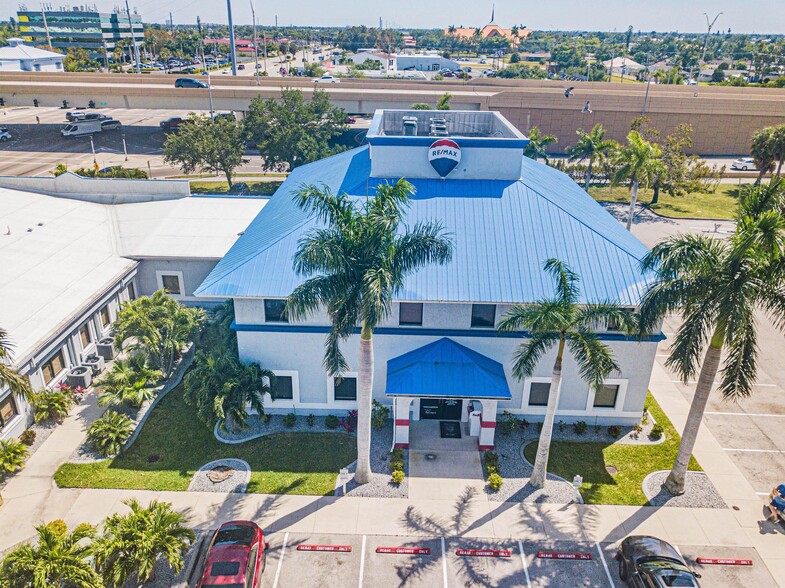 2326 Del Prado Blvd, Cape Coral, FL à louer - Photo de l’immeuble – Image 3 sur 15