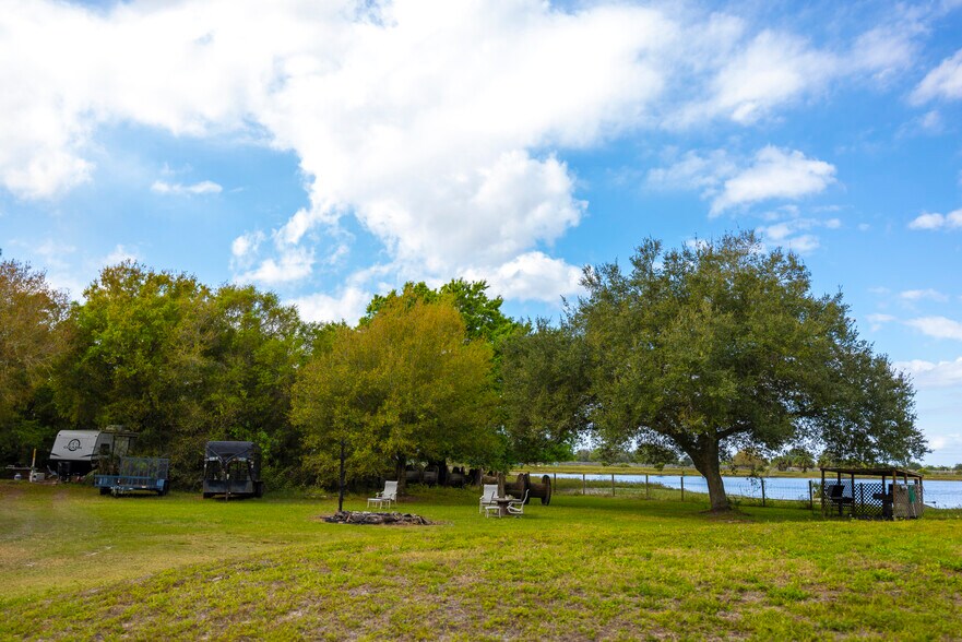 12425 Indrio Rd, Fort Pierce, FL à louer - Photo de l’immeuble – Image 3 sur 29