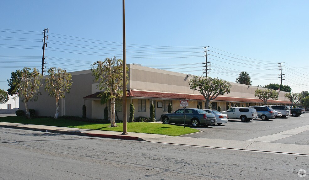 2584 E Fender Ave, Fullerton, CA à louer - Photo de l’immeuble – Image 2 sur 6