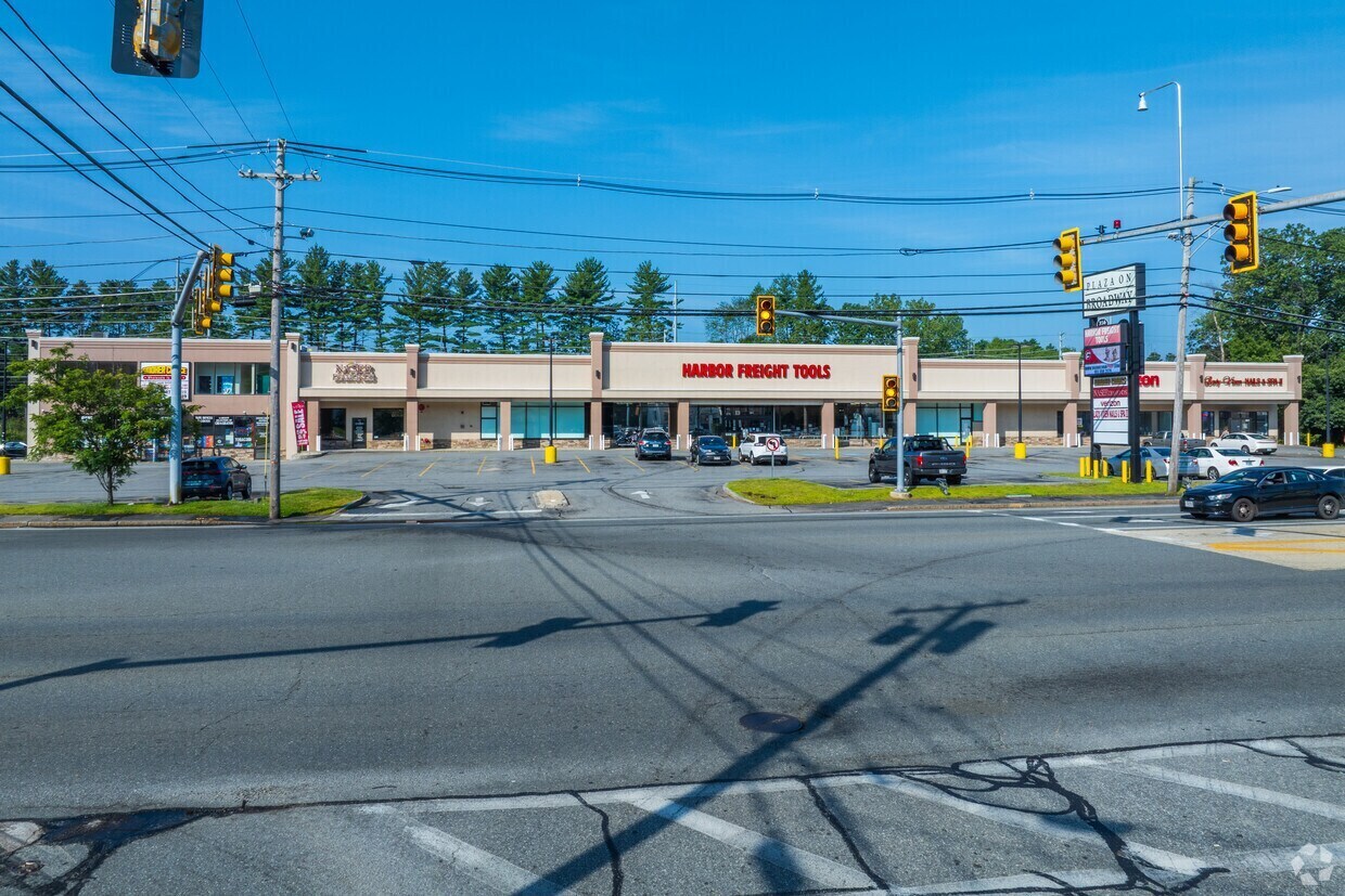 356 S Broadway, Salem, NH à louer Photo principale– Image 1 sur 13