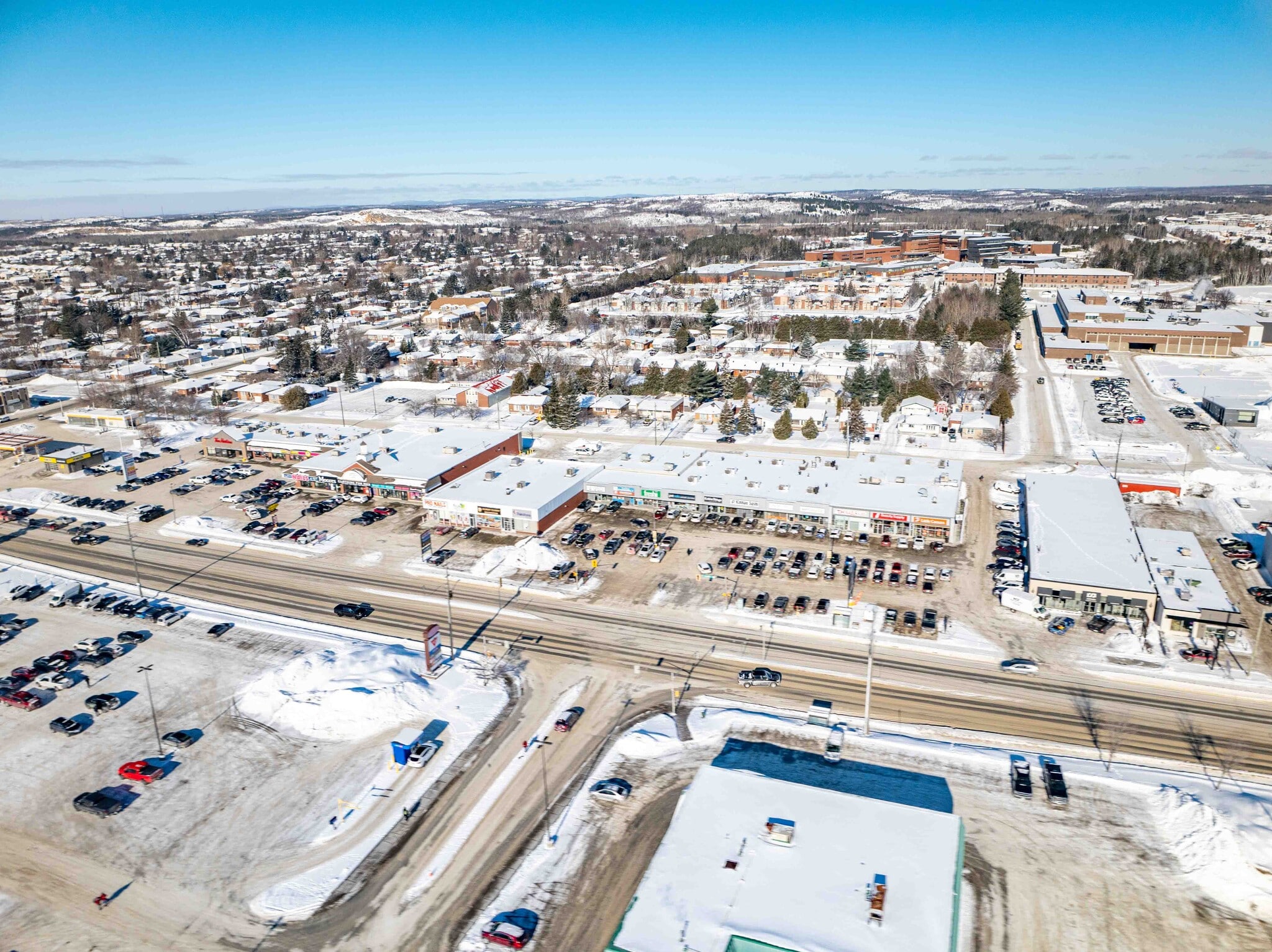 1534-1542 Lasalle Blvd, Greater Sudbury, ON à louer Photo principale– Image 1 sur 11