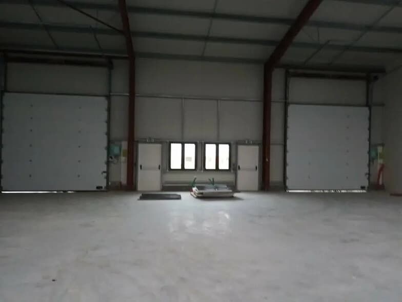 Local d’activités dans Épaignes à louer - Photo de l’immeuble – Image 2 sur 10