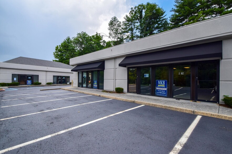 2350-2362 Peters Creek Rd, Roanoke, VA à louer - Photo de l’immeuble – Image 2 sur 6