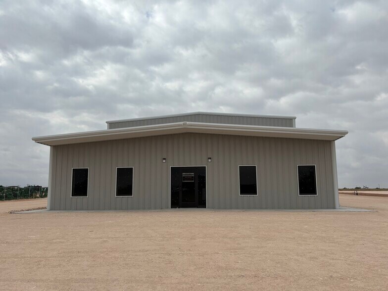2408 E County Road 130, Midland, TX à louer - Photo de l’immeuble – Image 3 sur 10