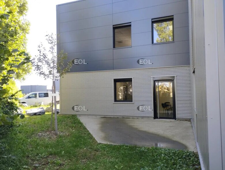 Local d’activités dans Saint-Priest à louer - Photo de l’immeuble – Image 2 sur 16