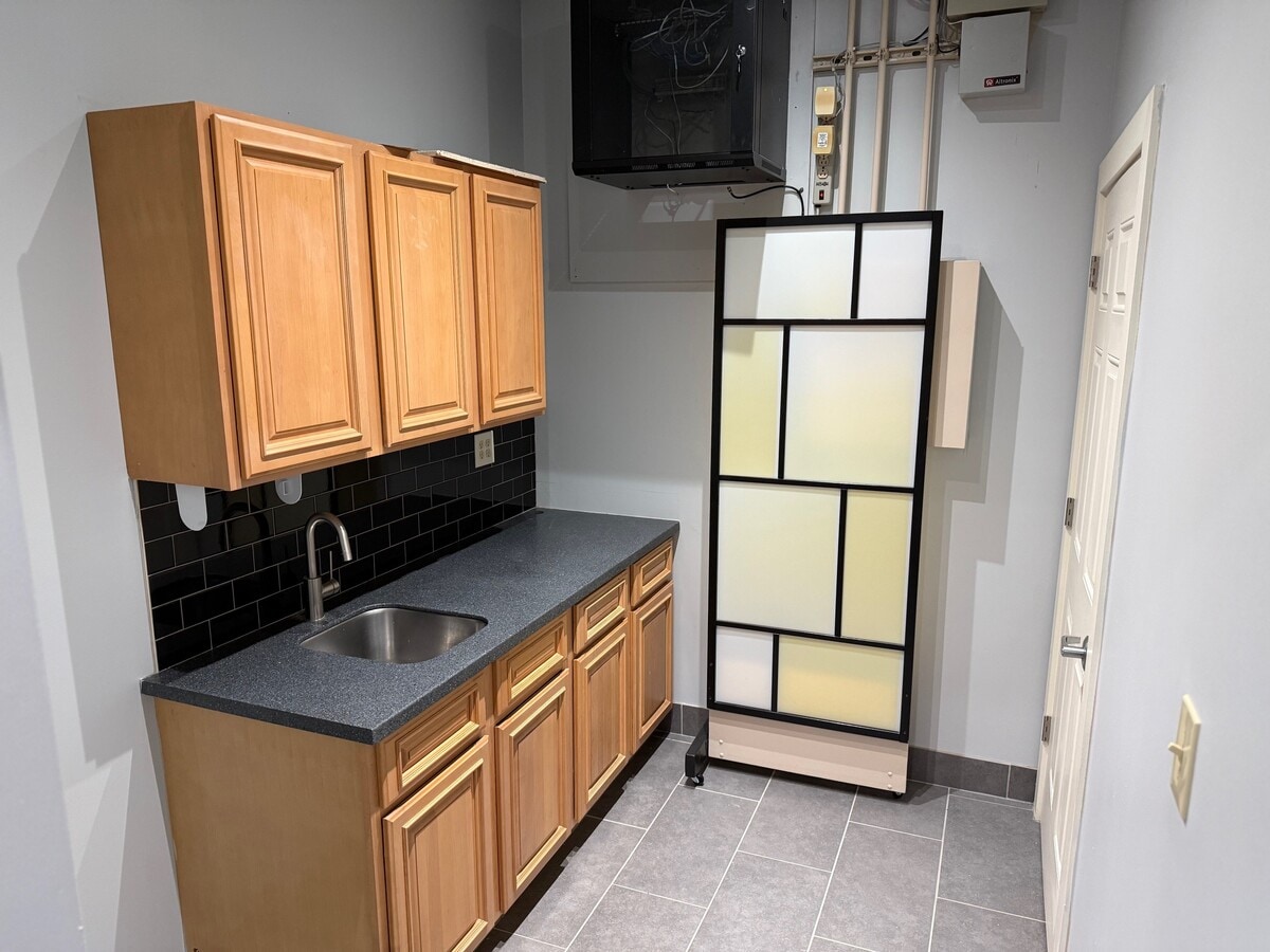 211 W Matthews St, Matthews, NC 28105 - Lot 204 -  - Photo intérieure - Image 2 of 14