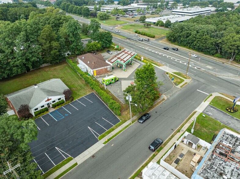 1698 Roosevelt Ave, Bohemia, NY à vendre - Photo de l’immeuble – Image 2 sur 21