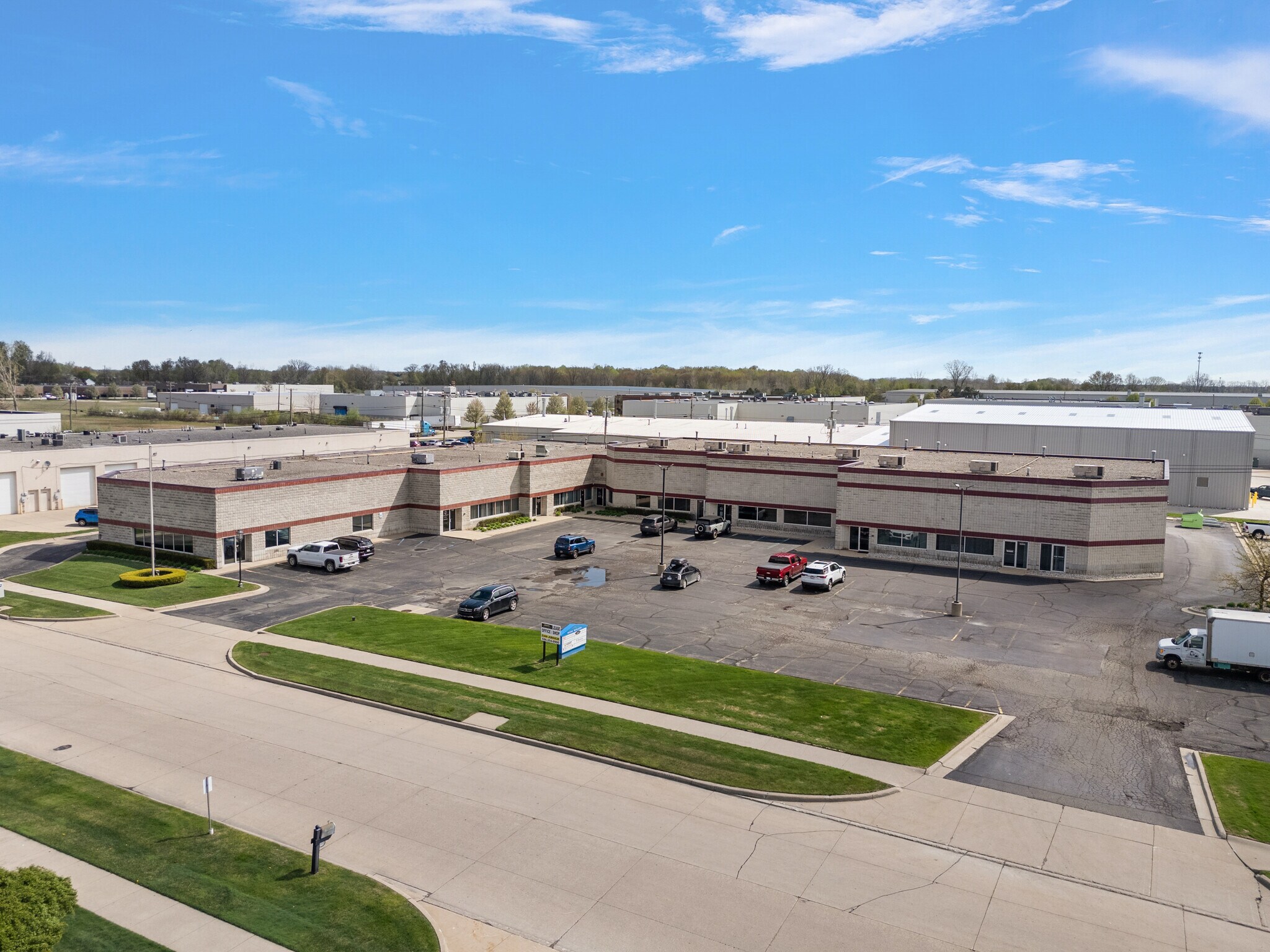 51410 Milano Dr, Macomb Township, MI à louer Photo de l’immeuble– Image 1 sur 4