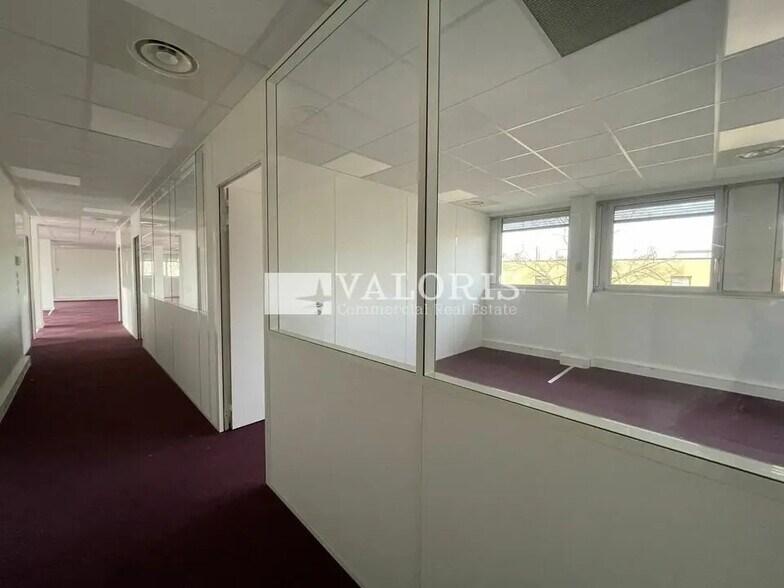 Bureau dans Bron à louer - Photo de l’immeuble – Image 2 sur 6