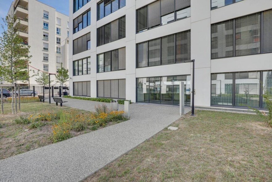 8 Rue Maurice Moissonnier, Vaulx-en-Velin à louer - Photo de l’immeuble – Image 3 sur 10