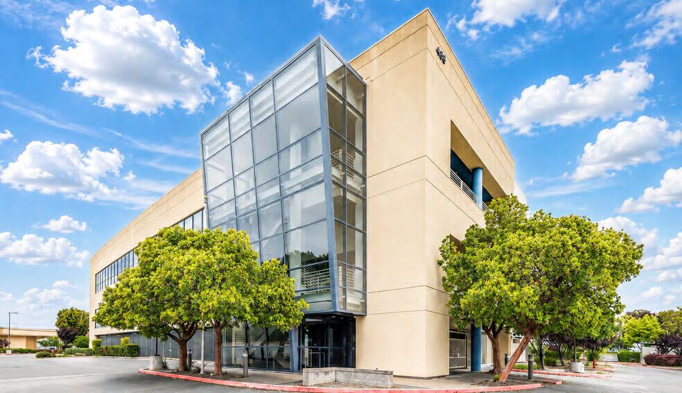 468 Littlefield Ave, South San Francisco, CA à louer - Photo de l’immeuble – Image 1 sur 4