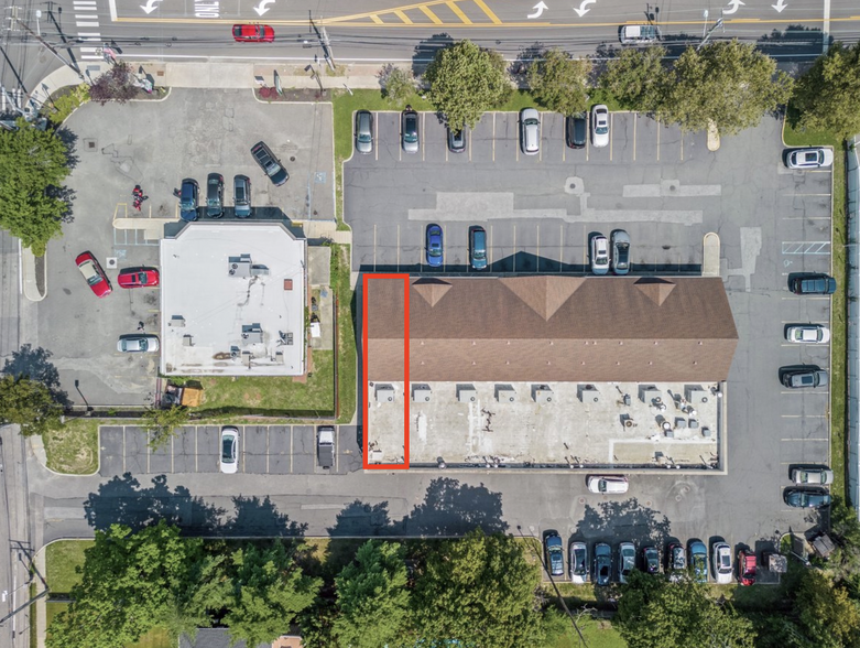 10-24 E Main St, East Islip, NY à louer - Photo de l’immeuble – Image 2 sur 3