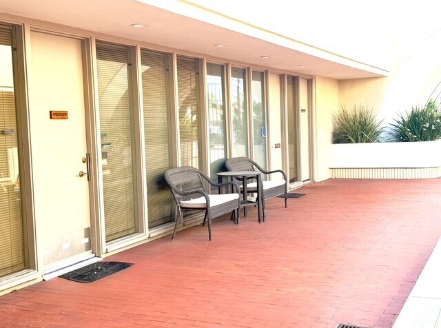 20933 Devonshire St, Chatsworth, CA à louer - Photo de l’immeuble – Image 3 sur 6