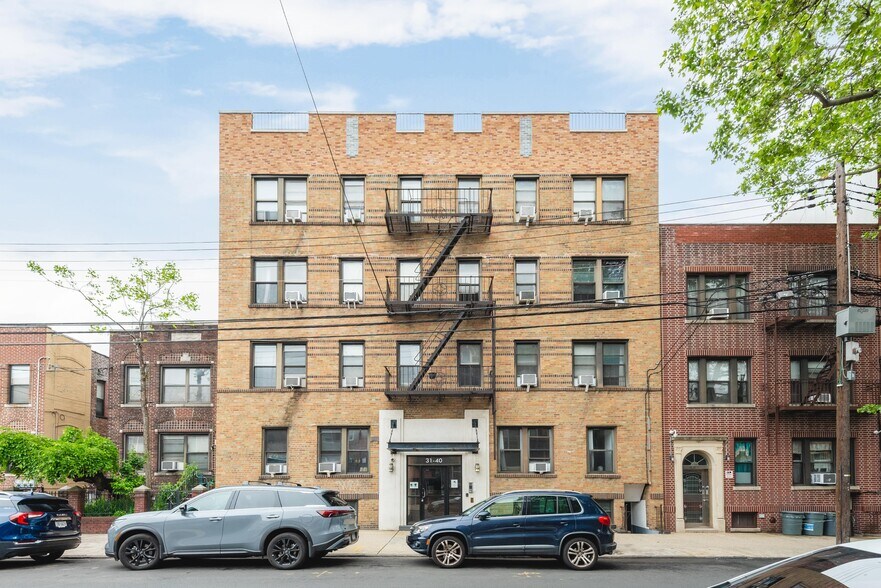 31-40 30th St, Astoria, NY à vendre - Photo de l’immeuble – Image 1 sur 21