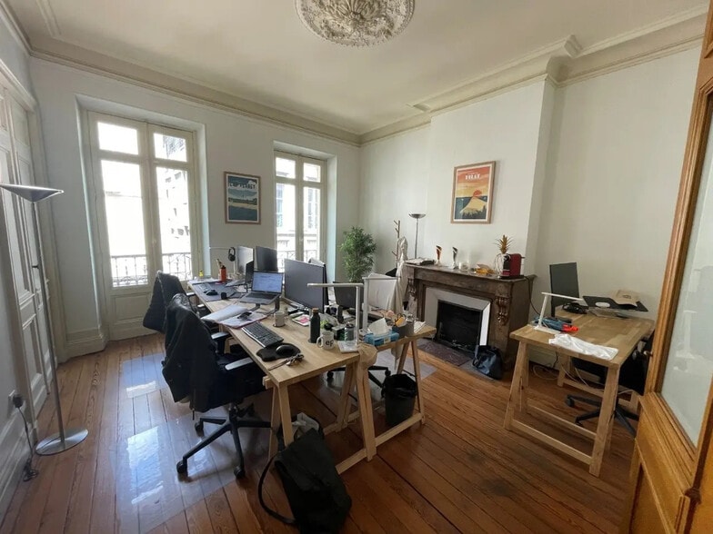 Bureau dans Bordeaux à vendre - Photo de l’immeuble – Image 3 sur 13