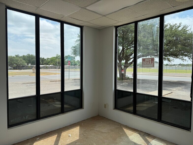 2000 W Cuthbert Ave, Midland, TX à louer - Photo de l’immeuble – Image 3 sur 8
