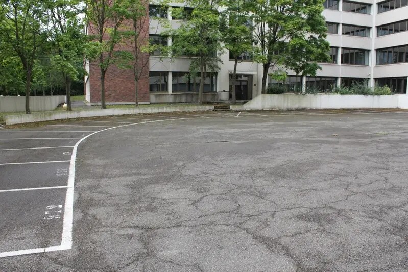 Bureau dans Montigny-le-Bretonneux à louer - Photo de l’immeuble – Image 2 sur 5