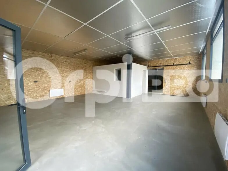 Local d’activités dans Reyrieux à louer - Photo de l’immeuble – Image 1 sur 9