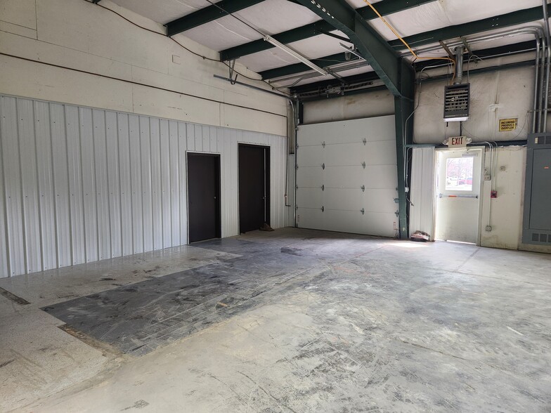 105 Industrial Dr, Christiansburg, VA à louer - Photo de l’immeuble – Image 2 sur 22