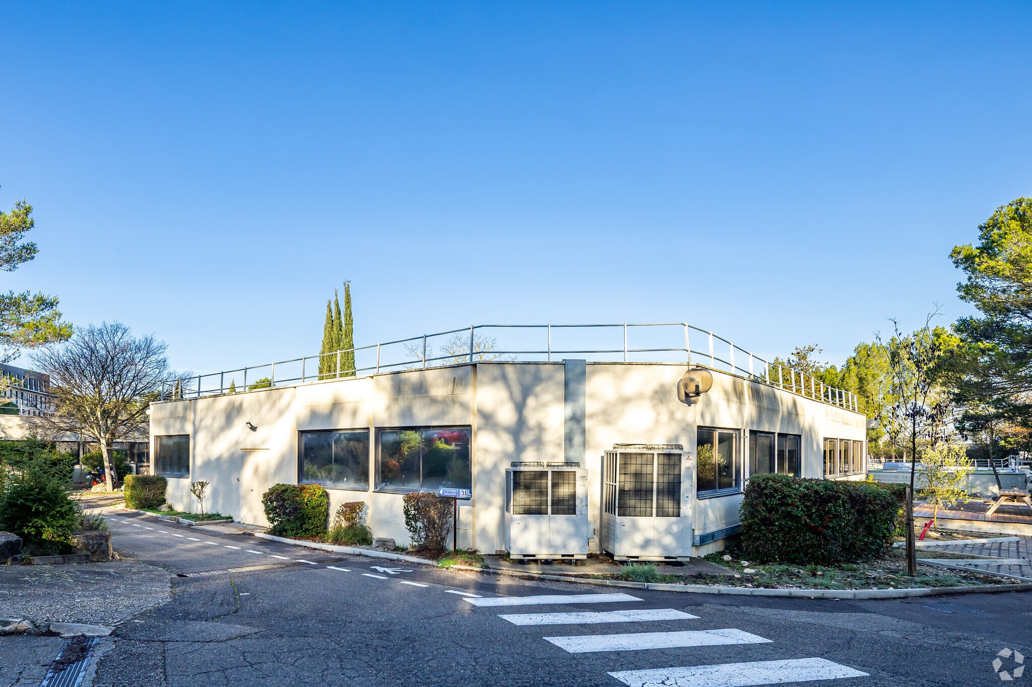 595 Rue Pierre Berthier, Aix-en-Provence à louer Photo principale– Image 1 sur 4
