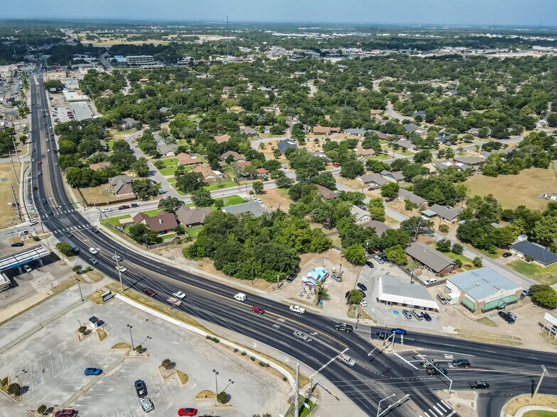 1122 E Villa Maria, Bryan, TX à vendre - Photo de l’immeuble – Image 3 sur 9