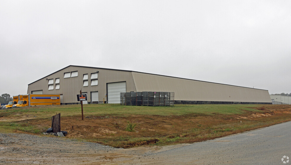 202 Industrial Dr, Emporia, VA à louer - Photo de l’immeuble – Image 3 sur 16