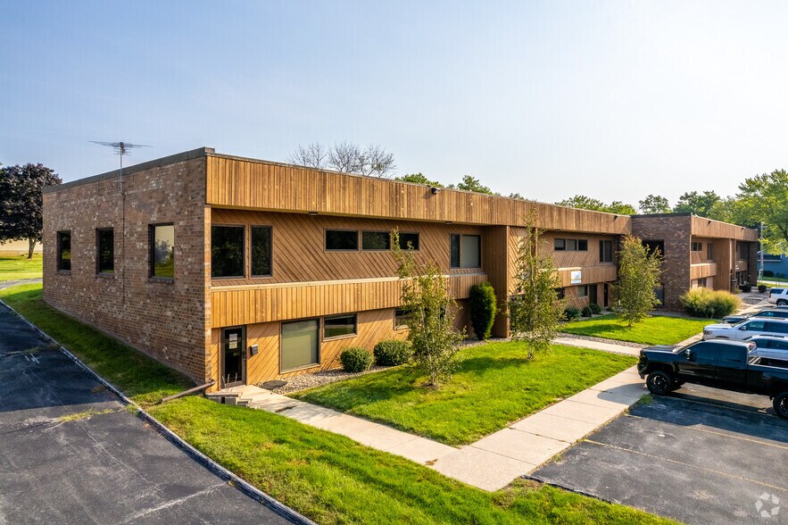 2600 72nd St, Urbandale, IA à louer - Photo de l’immeuble – Image 2 sur 16