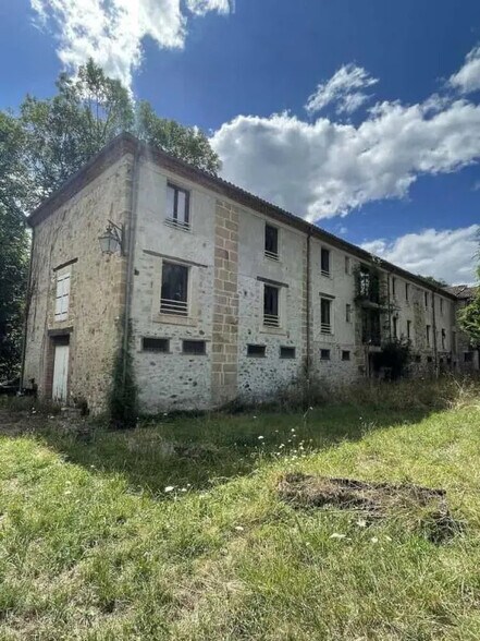 Local d’activités dans Foix à louer - Photo de l’immeuble – Image 1 sur 3