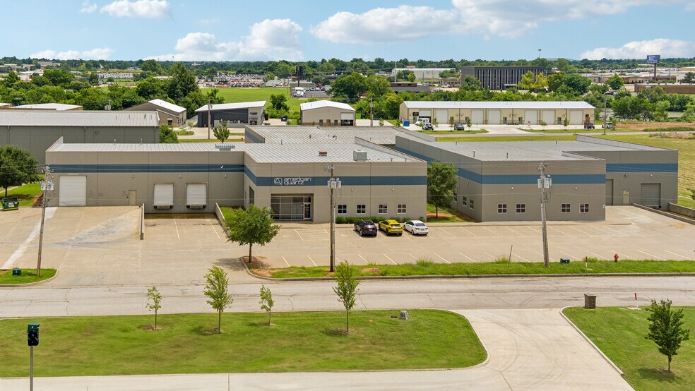 3200 S Thomas Rd, Oklahoma City, OK à louer - Photo de l’immeuble – Image 1 sur 16