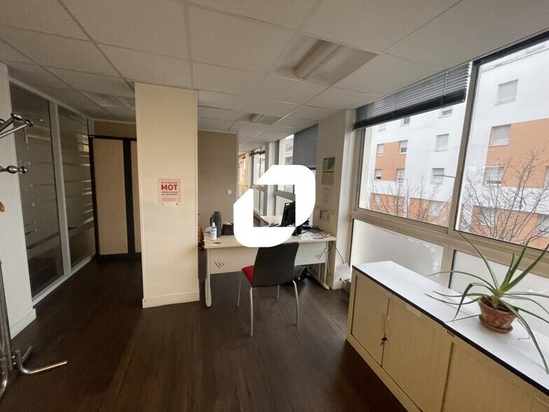Bureau dans Torcy à vendre - Photo de l’immeuble – Image 3 sur 9