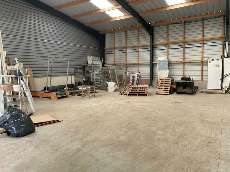 Local d’activités dans Saint-Martin-des-Champs à louer - Photo intérieure – Image 2 sur 2