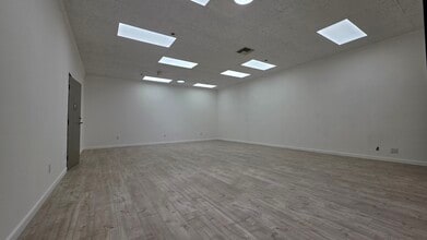 4711 Oakwood Ave, Los Angeles, CA à louer Photo intérieure– Image 1 sur 7