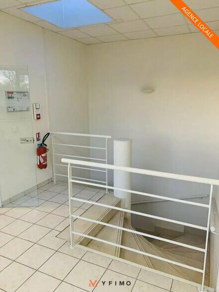 Local d’activités dans Poissy à louer - Photo de l’immeuble – Image 2 sur 5