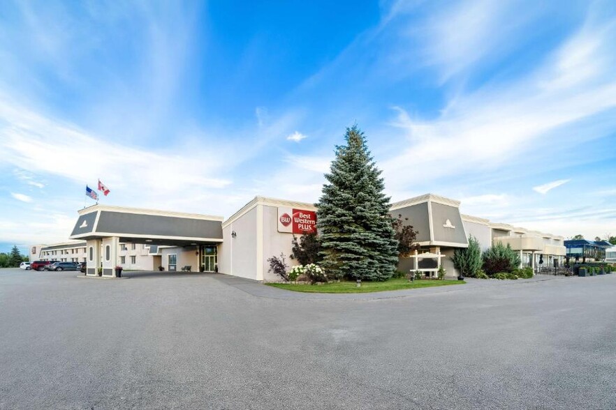400 Memorial Ave, Orillia, ON à louer - Photo de l’immeuble – Image 2 sur 2
